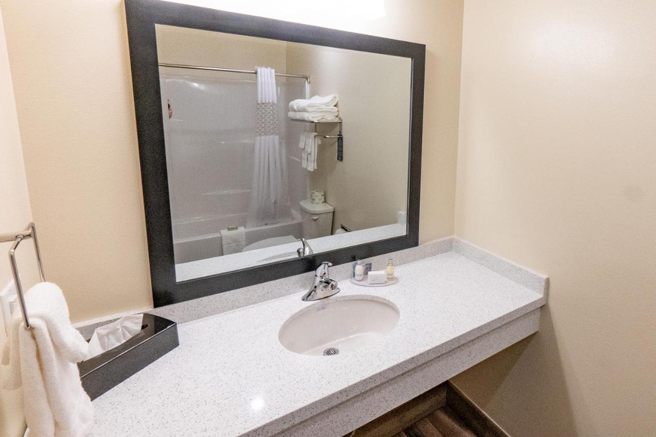 Cobblestone Hotel & Suites-Sheldon Esterno foto